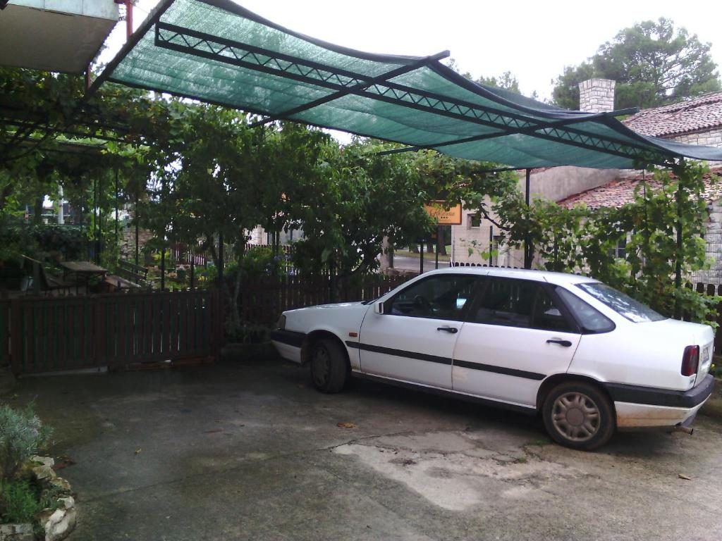 Natkriveni parking u dvorištu