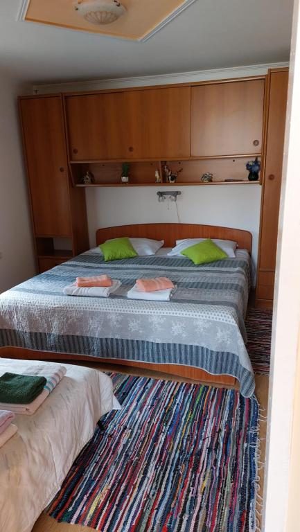 Spavaća soba s bračnim krevetom