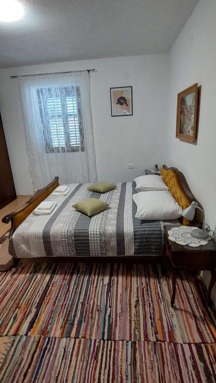 Spavaća soba s prozorom i tepihom